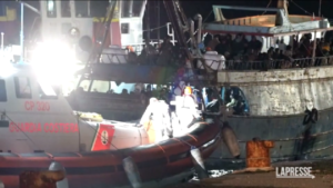 Migranti, in 500 arrivano a Crotone: lo sbarco nella notte
