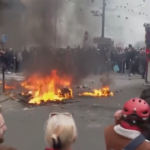 Parigi, manifestanti appiccano fuochi nelle strade