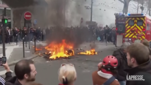 Parigi, manifestanti appiccano fuochi nelle strade