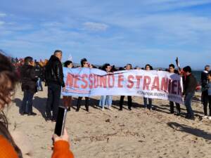 Cutro, in migliaia in manifestazione contro le stragi di migranti in mare