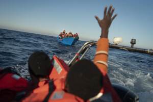 La nave Aita Mari della ong spagnola salva migranti nel mar mediterraneo