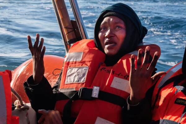 La NGO Aita Mari soccorre dei migranti al largo di Lampedusa