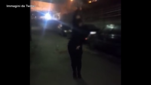 Teheran, ragazza balla senza velo davanti a carcere Evin