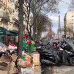 Francia, scioperano anche i netturbini: Parigi invasa dai rifiuti