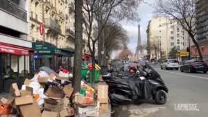 Francia, scioperano anche i netturbini: Parigi invasa dai rifiuti