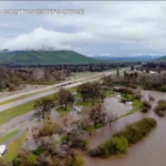 Il drone vola sul fiume esondato in California
