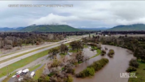 Il drone vola sul fiume esondato in California
