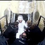 SpaceX, astronauti lasciano la capsula