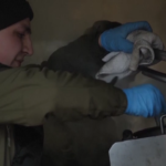Ucraina, a Kiev un giovane soldato cucina per l’esercito