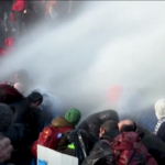 Protesta di Extinction Rebellion a L’Aia: la polizia usa gli idranti