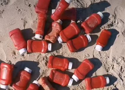 Il mistero dei tubetti di ketchup sulle spiagge del Salento