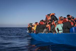 La nave Aita Mari della ong spagnola salva migranti nel mar mediterraneo