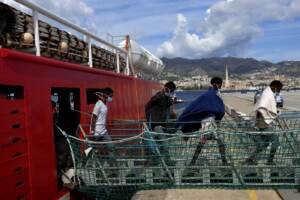 Migranti, a Messina lo sbarco di oltre 400 persone