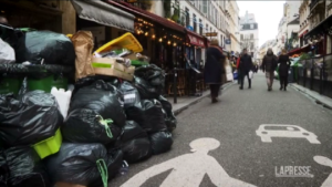 Francia, sciopero riforma pensioni: Parigi sommersa dai rifiuti