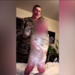 Tik Tok, avvolge il figlio nella plastica: i servizi sociali glielo tolgono