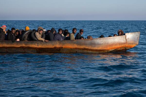 La NGO Aita Mari soccorre dei migranti al largo di Lampedusa