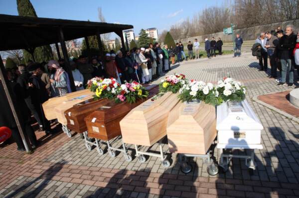 Funerali vittime naufragio migranti di Cutro al cimitero di borgo Panigale