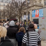 Parigi, copia della cella di Navalny installata davanti al Louvre