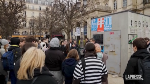 Parigi, copia della cella di Navalny installata davanti al Louvre