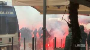 Napoli-Eintracht, violenti scontri tra polizia e ultras tedeschi