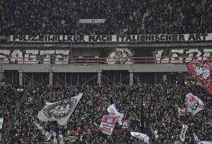 Napoli, raid ultras Eintracht contro bar