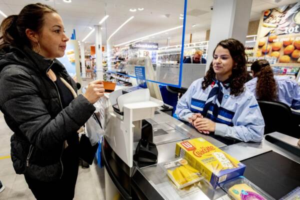 Paesi Bassi: tutti i cassieri del supermercato hanno davanti il pannello di plexiglass per evitare il contagio del Covid19