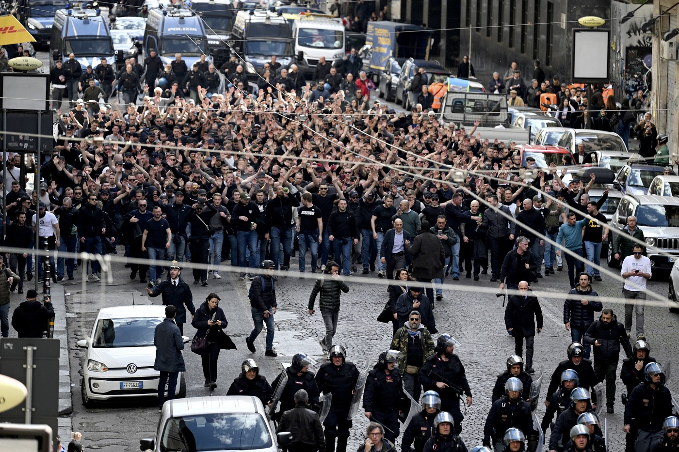 Napoli-Eintracht, arrestati 8 ultrà dopo scontri