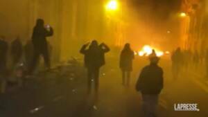 Francia, fiamme a Parigi per protesta contro riforma pensioni