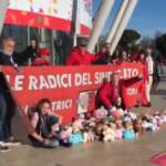 Congresso Cgil, ‘protesta dei peluche’ contro presenza Meloni