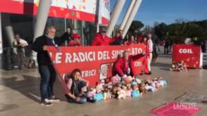 Congresso Cgil, ‘protesta dei peluche’ contro presenza Meloni