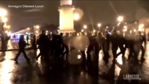 Francia, riforma pensioni: scontri tra manifestanti e polizia a Parigi