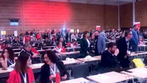 Congresso Cgil, peluche in sala contro Meloni