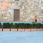 Firenze, vernice su Palazzo Vecchio: sindaco Nardella blocca attivista