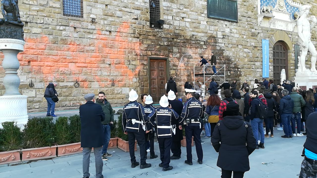 Firenze Attivisti Clima Imbrattano Palazzo Vecchio Lapresse