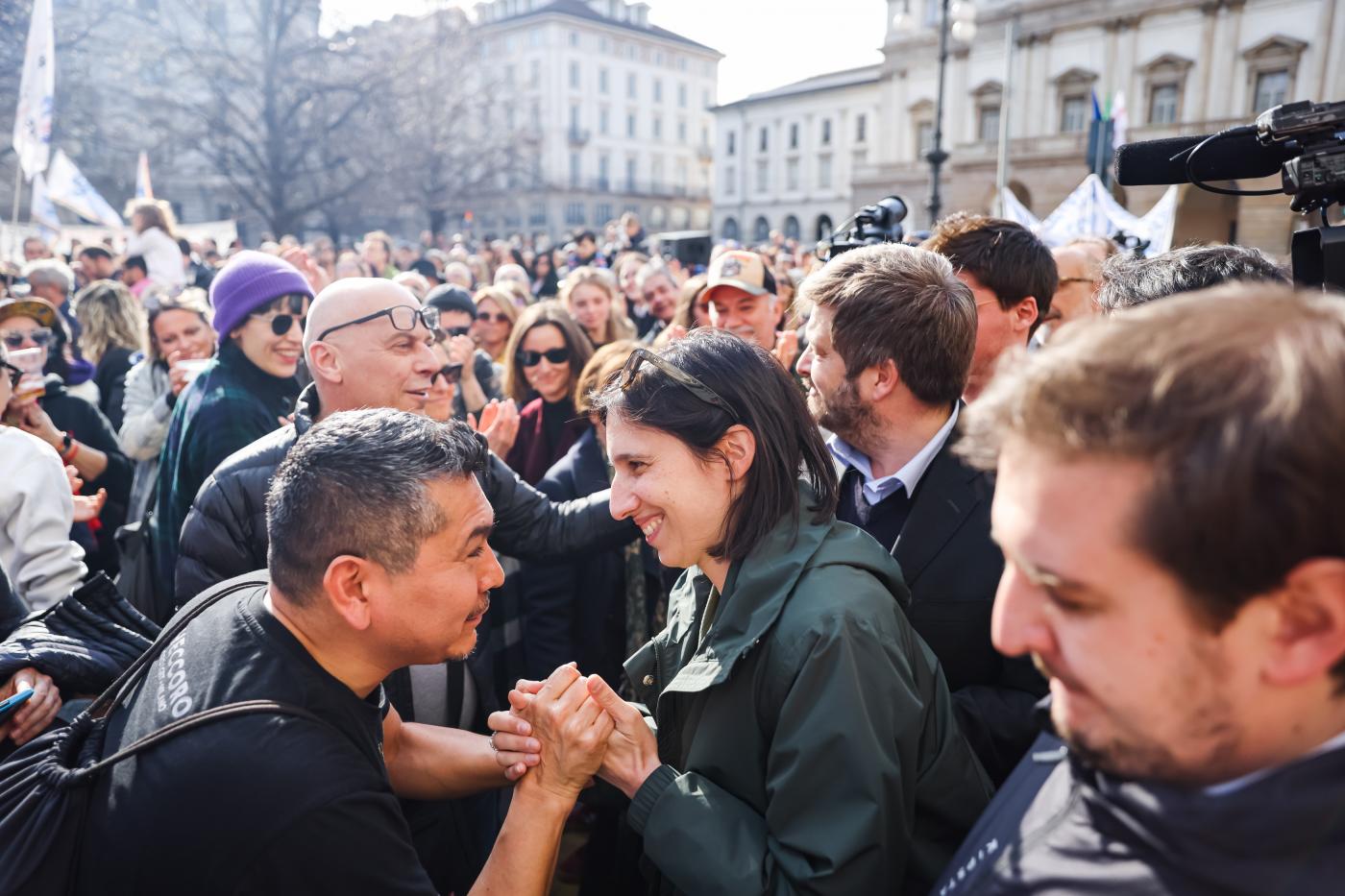Milano, manifestazione a sostegno figli coppie Lgbt. Schlein: “Pronta legge”