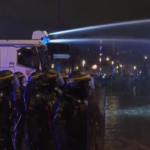 Tensione a Parigi, idranti contro i manifestanti