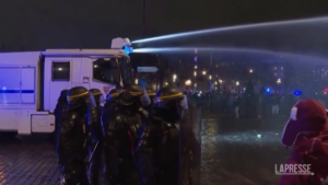 Tensione a Parigi, idranti contro i manifestanti