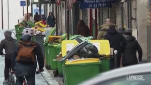 Parigi, sciopero netturbini al 13esimo giorno: città invasa dai rifiuti