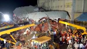 India, crolla tetto di un deposito: 14 morti