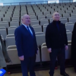 Putin visita una scuola in Crimea