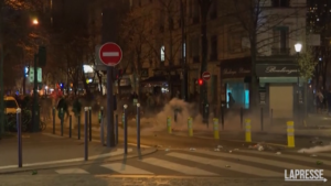 Riforma pensioni, scontri a Parigi tra manifestanti e polizia