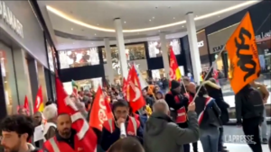 Francia, protesta in centro commerciale contro riforma pensioni