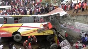 Bangladesh, autobus in fossato: 19 morti