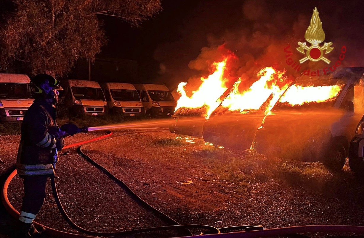 Roma, 22 scuolabus a fuoco sulla Ostiense