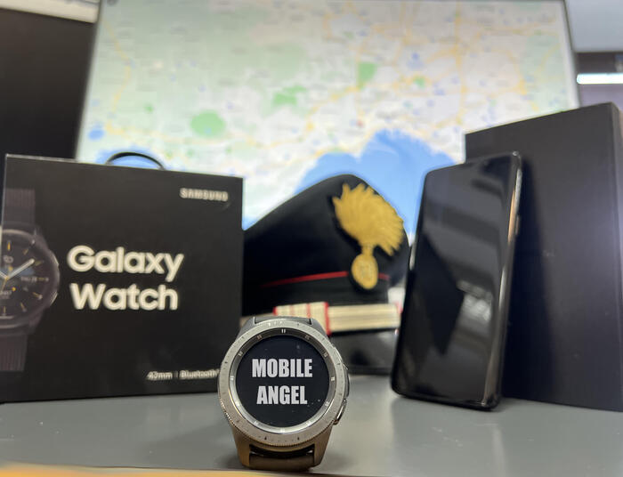 Napoli, primo smartwatch ‘anti-violenza’ consegnato a vittima