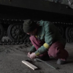 I militari ucraini riparano vecchi veicoli corazzati sovietici