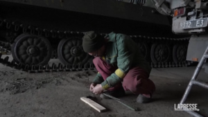 I militari ucraini riparano vecchi veicoli corazzati sovietici