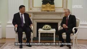 Russia, Putin si congratula con Xi Jinping: “Complimenti per rielezione”