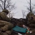 I soldati di Kiev sparano dalla trincee a Bakhmut