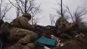 I soldati di Kiev sparano dalla trincee a Bakhmut